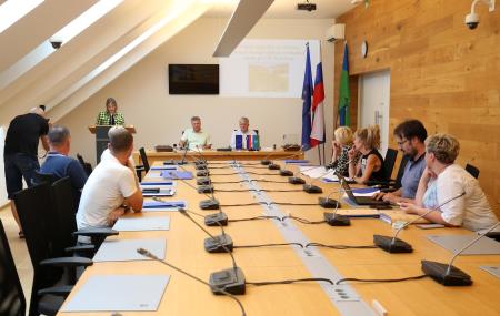 PODPIS POGODBE ZA OBNOVO NOGOMETNEGA IGRIŠČA IN TEKAŠKE STEZE PRI OŠ CERKNICA 05 FOTO LJUBO VUKELIČ